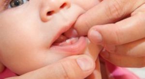 alleviare-dolore-denti-neonato